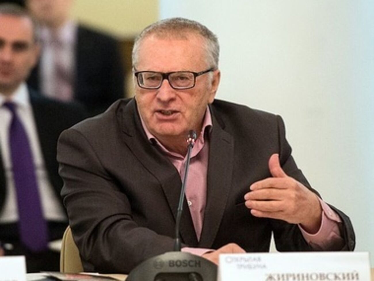 Жириновский "очень внимательно следит за событиями в Украине"