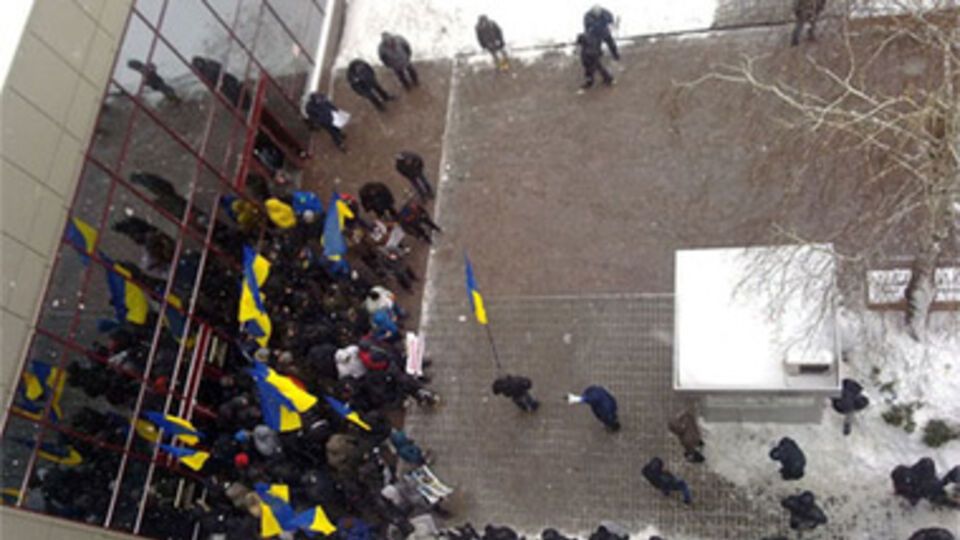 "Титушки" блокирует европейских дипломатов