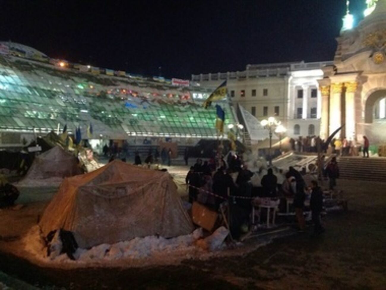 Протестующие готовятся отбить возможную атаку