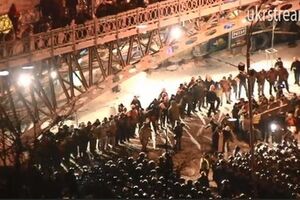 "Черная среда". Силовики штурмуют Евромайдан в Киеве. Фоторепортаж