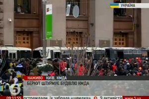 Силовики штурмуют здание мэрии