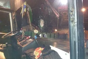 Неизвестные атаковали автобус с протестующими