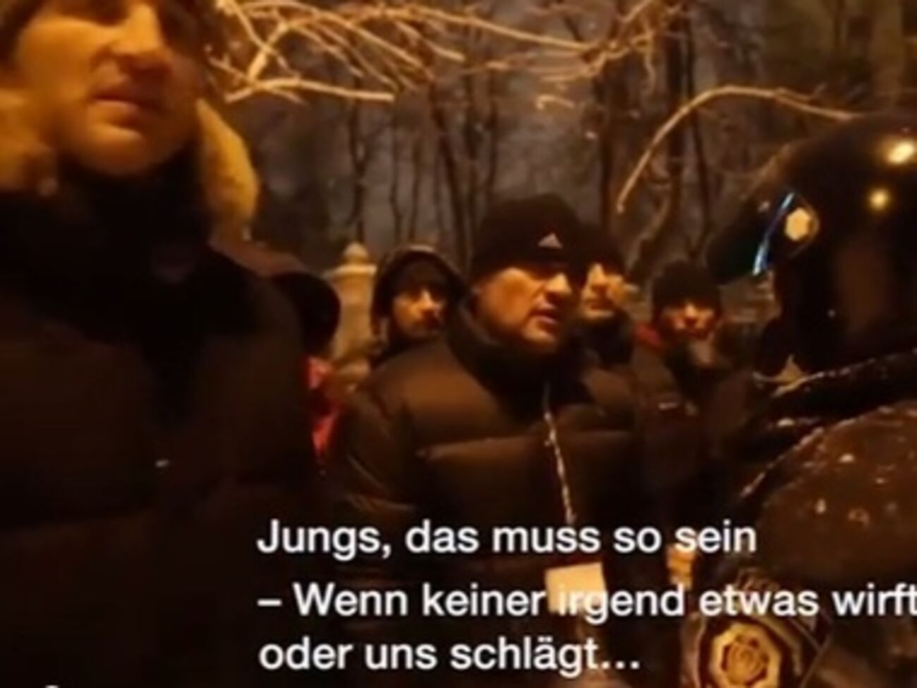 Кличко-младший общается с сотрудником милиции