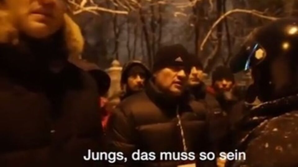 Кличко-младший общается с сотрудником милиции