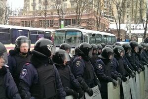 Правоохранители перекрыли движение по Грушевского возле стадиона "Динамо"
