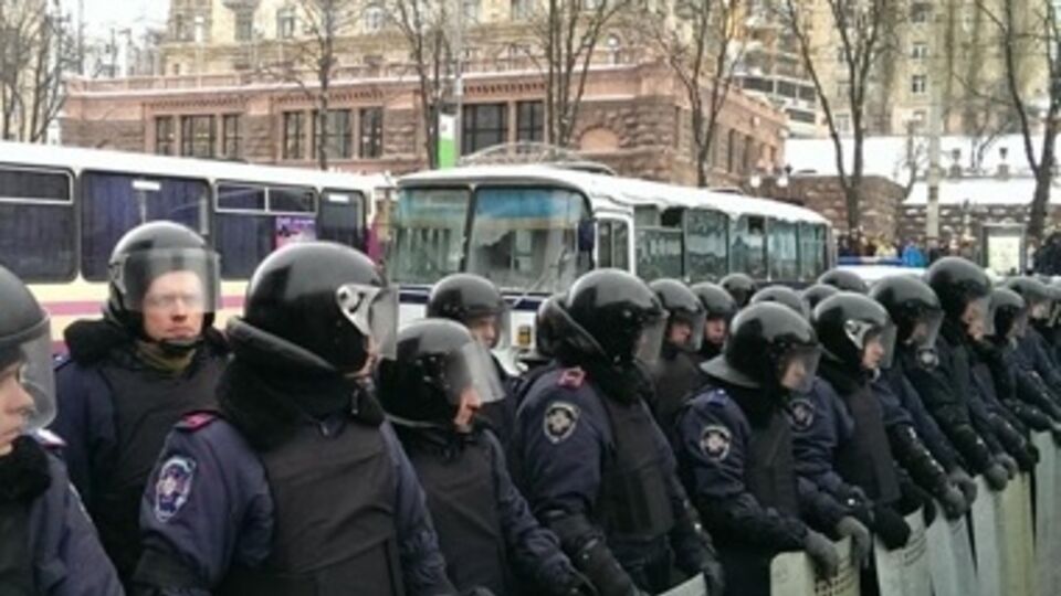 Правоохранители перекрыли движение по Грушевского возле стадиона "Динамо"