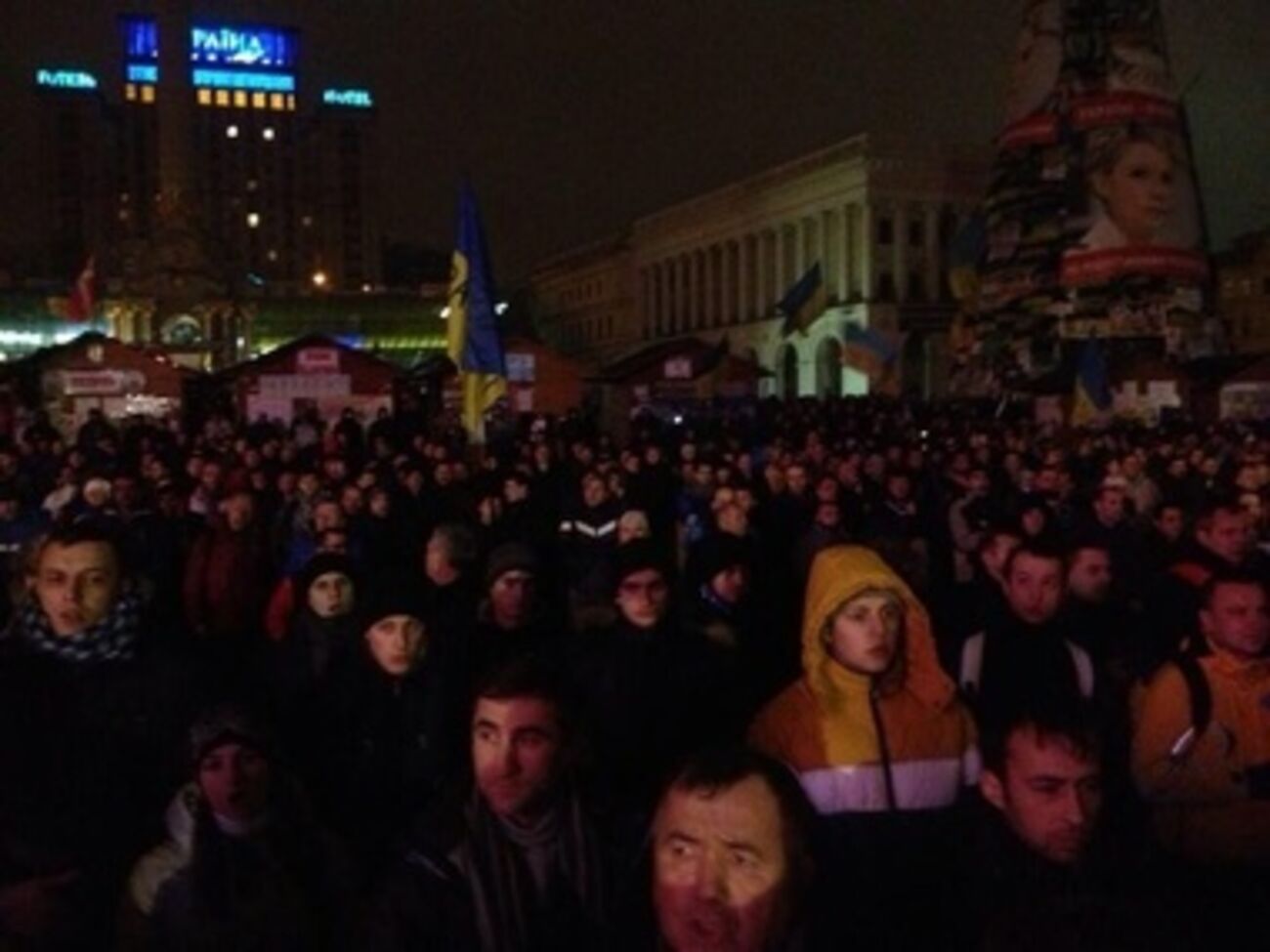 4.00 утра. На Майдане остаются тысячи человек