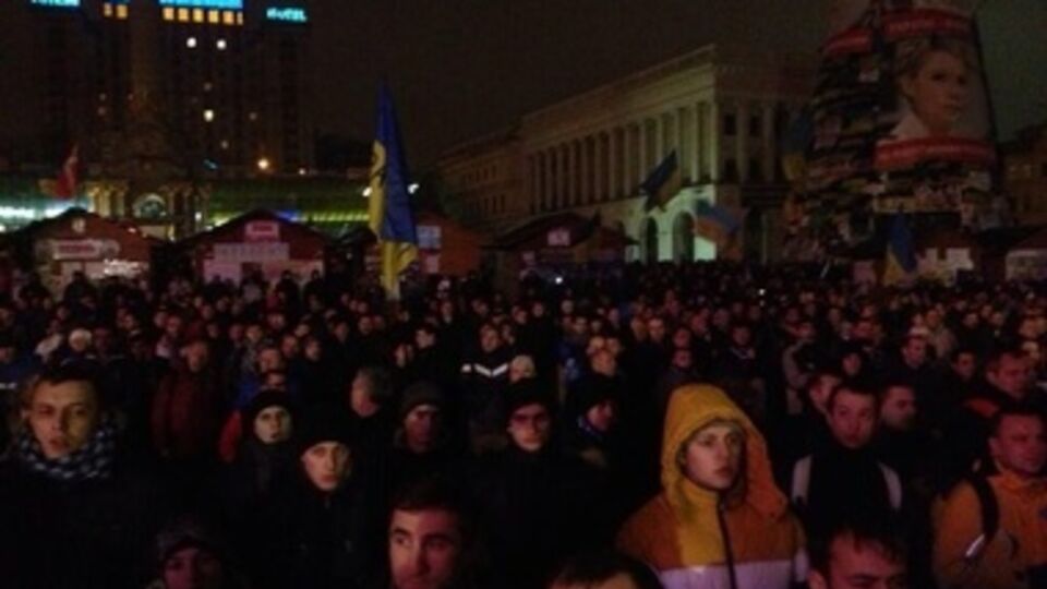 4.00 утра. На Майдане остаются тысячи человек
