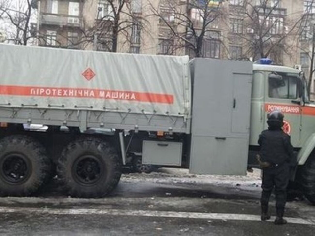 Силовики и спецтехника полностью заняли правительственный квартал