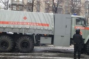 Силовики и спецтехника полностью заняли правительственный квартал