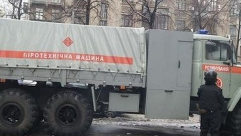 Силовики и спецтехника полностью заняли правительственный квартал