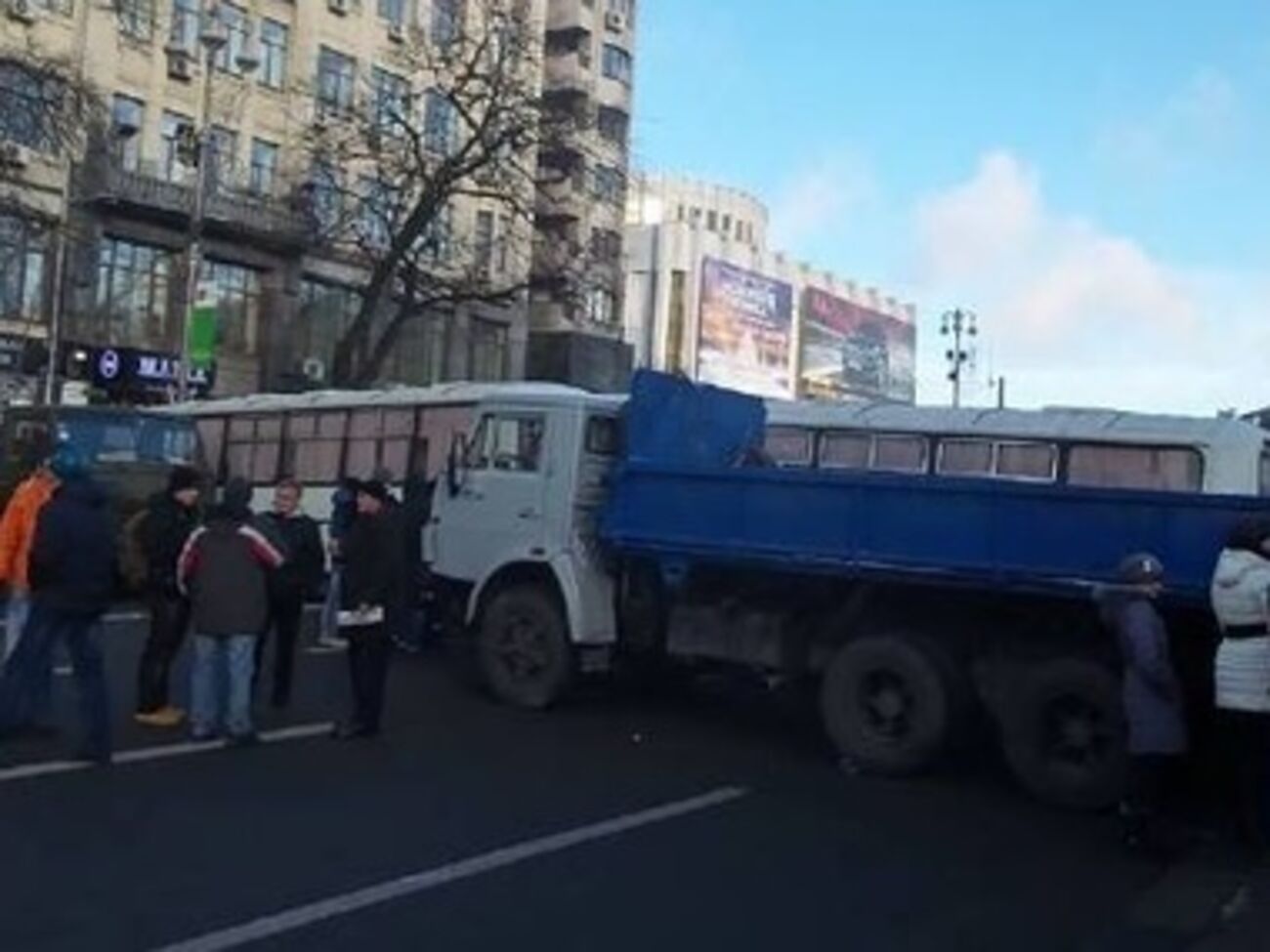 Место проведение митинга ПР ограждено автобусами