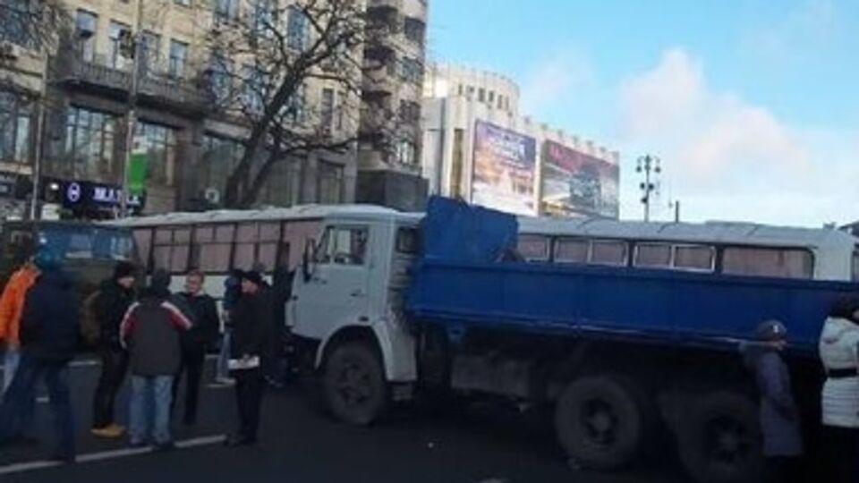 Место проведение митинга ПР ограждено автобусами