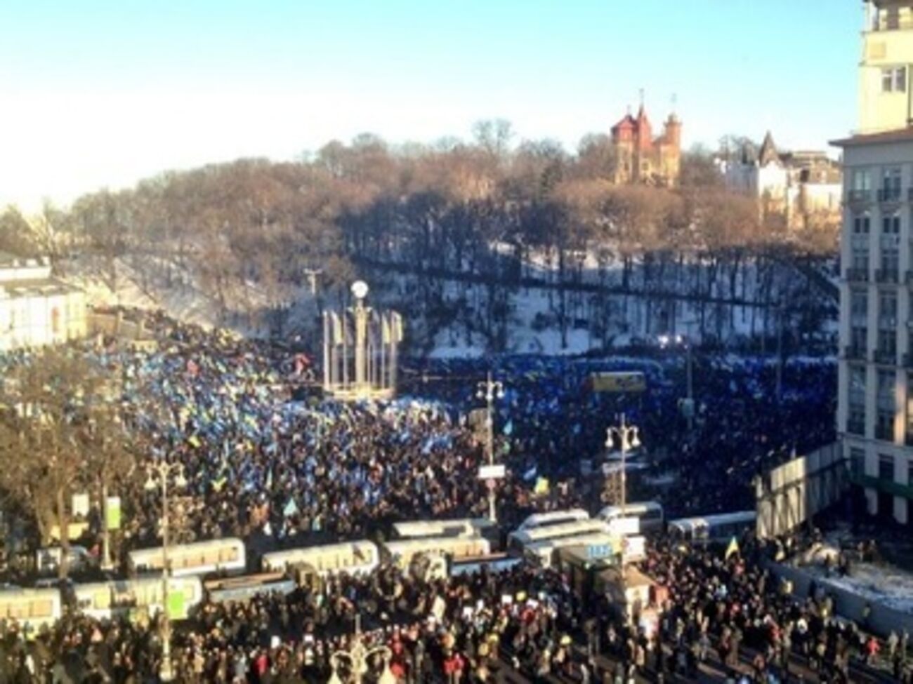 На Европейской площади продолжается митинг регионалов
