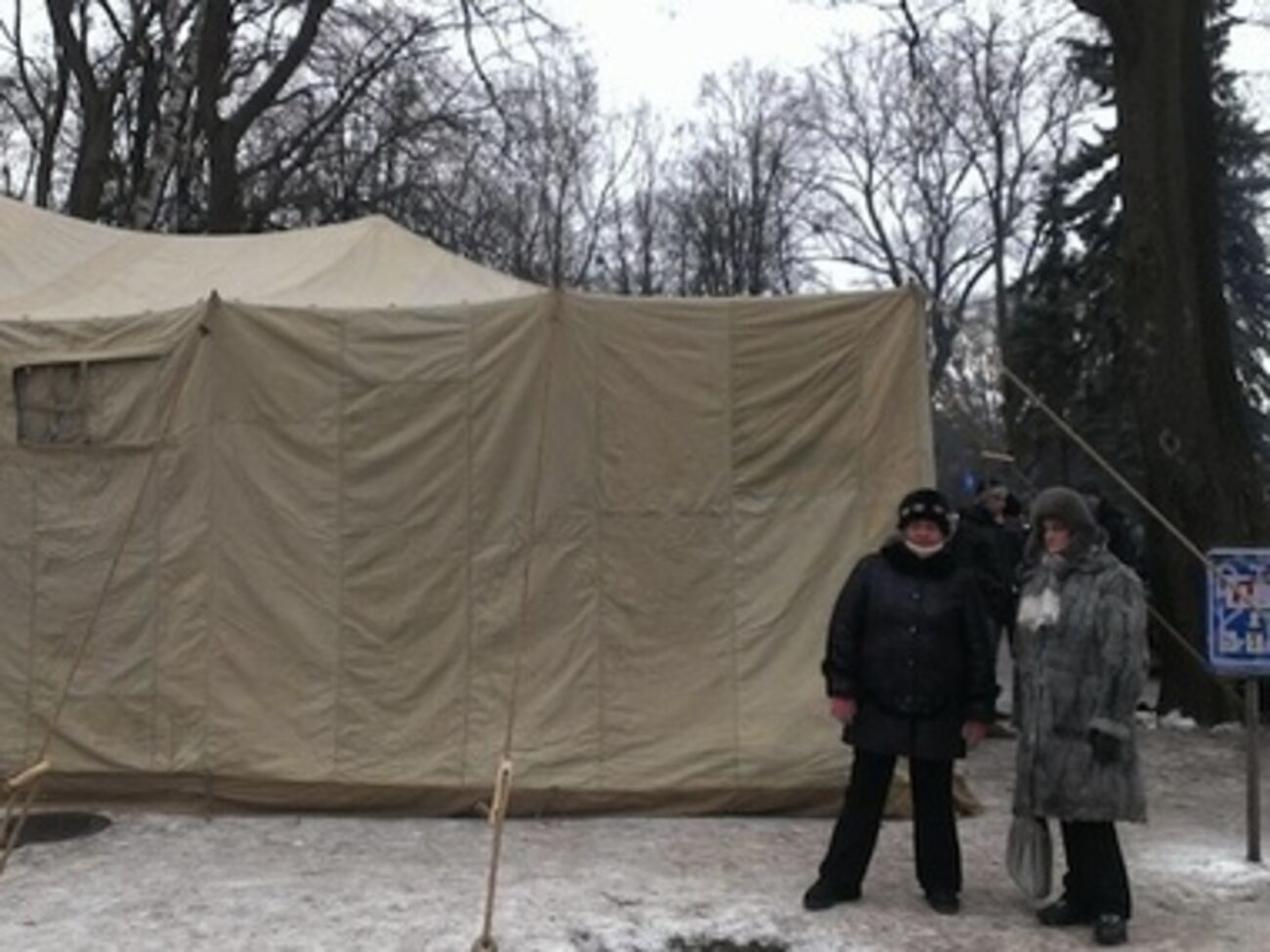 Устанавливаются армейские палатки