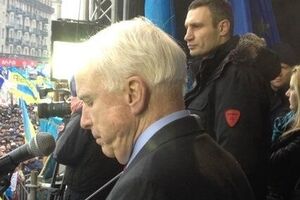 Маккейн дал совет Януковичу