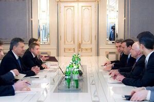 Накануне Маккейн встречался с Януковичем