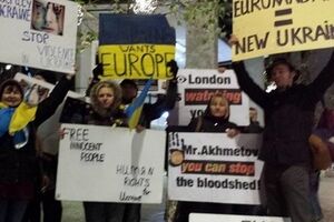 Евромайдан пришел под окна Ахметова в Лондоне. Фоторепортаж