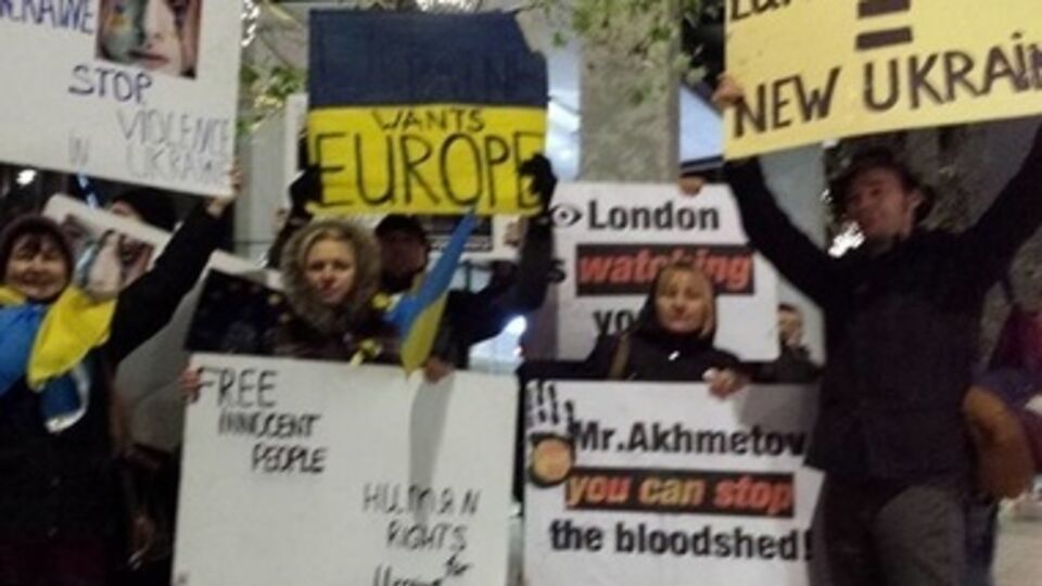 Евромайдан пришел под окна Ахметова в Лондоне. Фоторепортаж