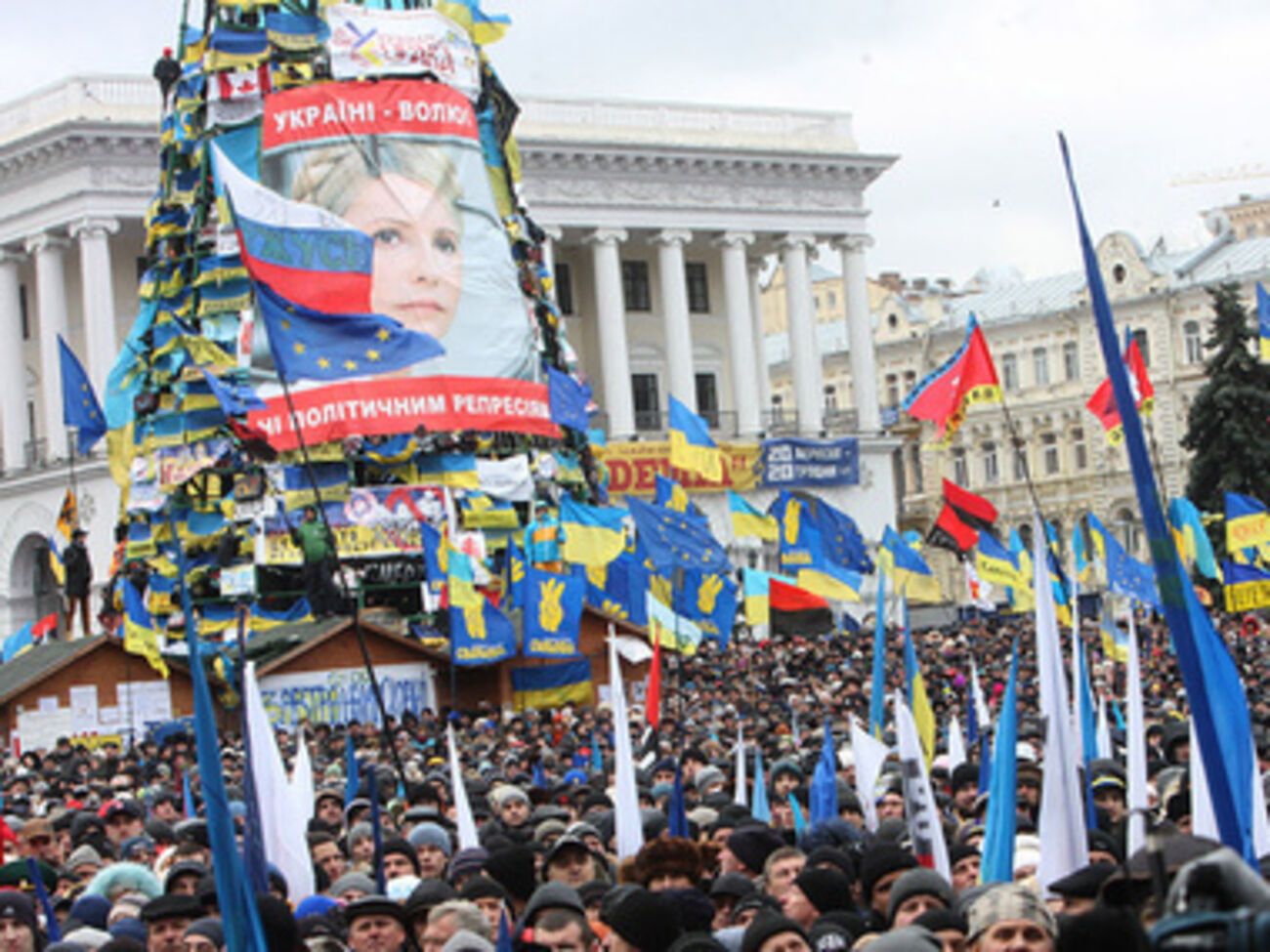 Баннер с Юлей на главной елке страны