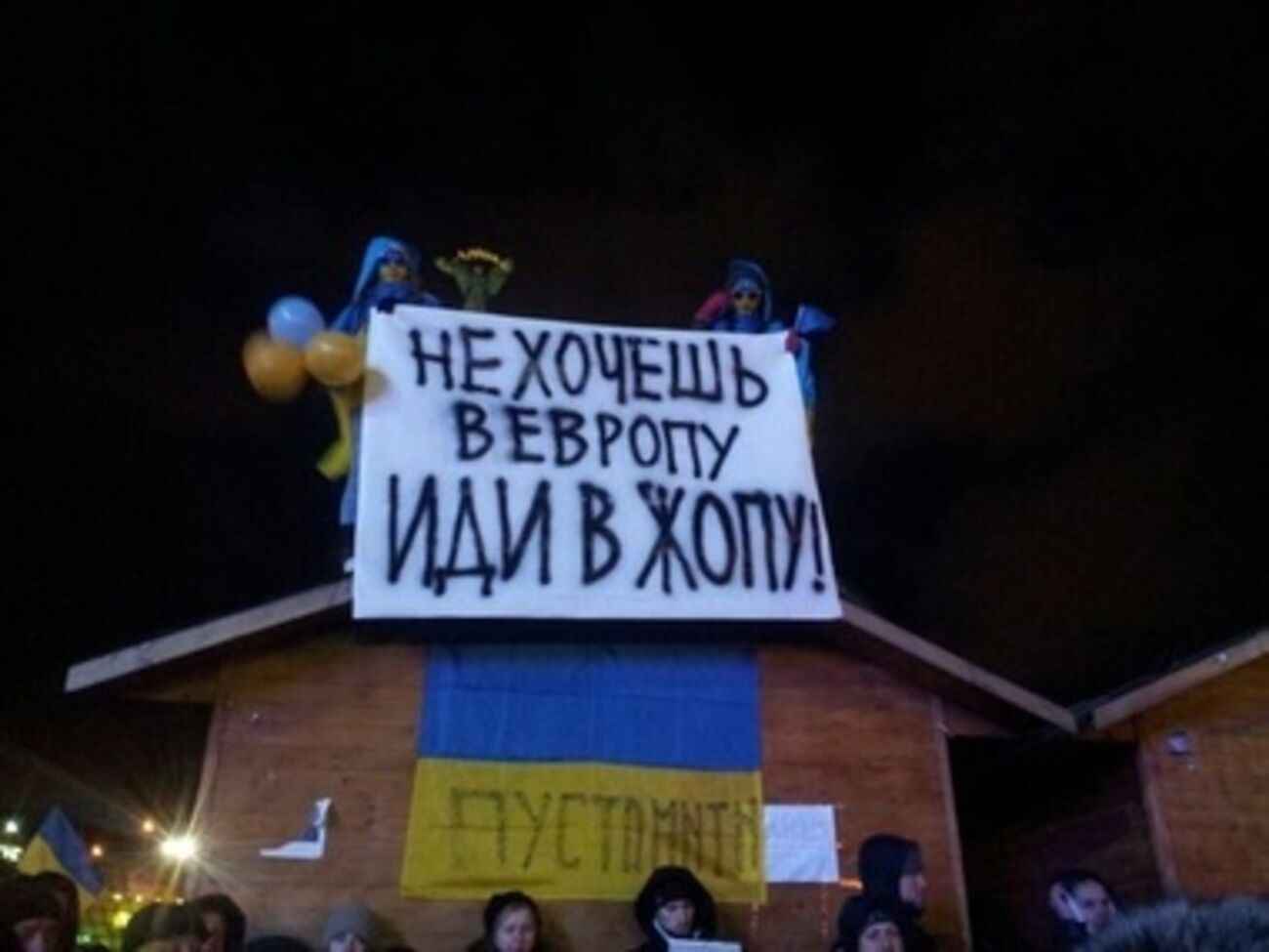 Евромайдан готовится к холодной ночи. Фоторепортаж