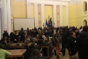 В здании по-прежнему находятся митингующие