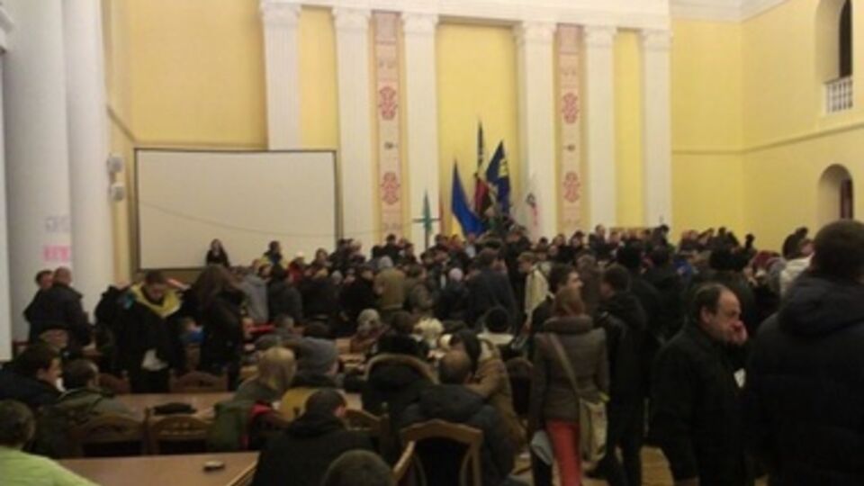 В здании по-прежнему находятся митингующие