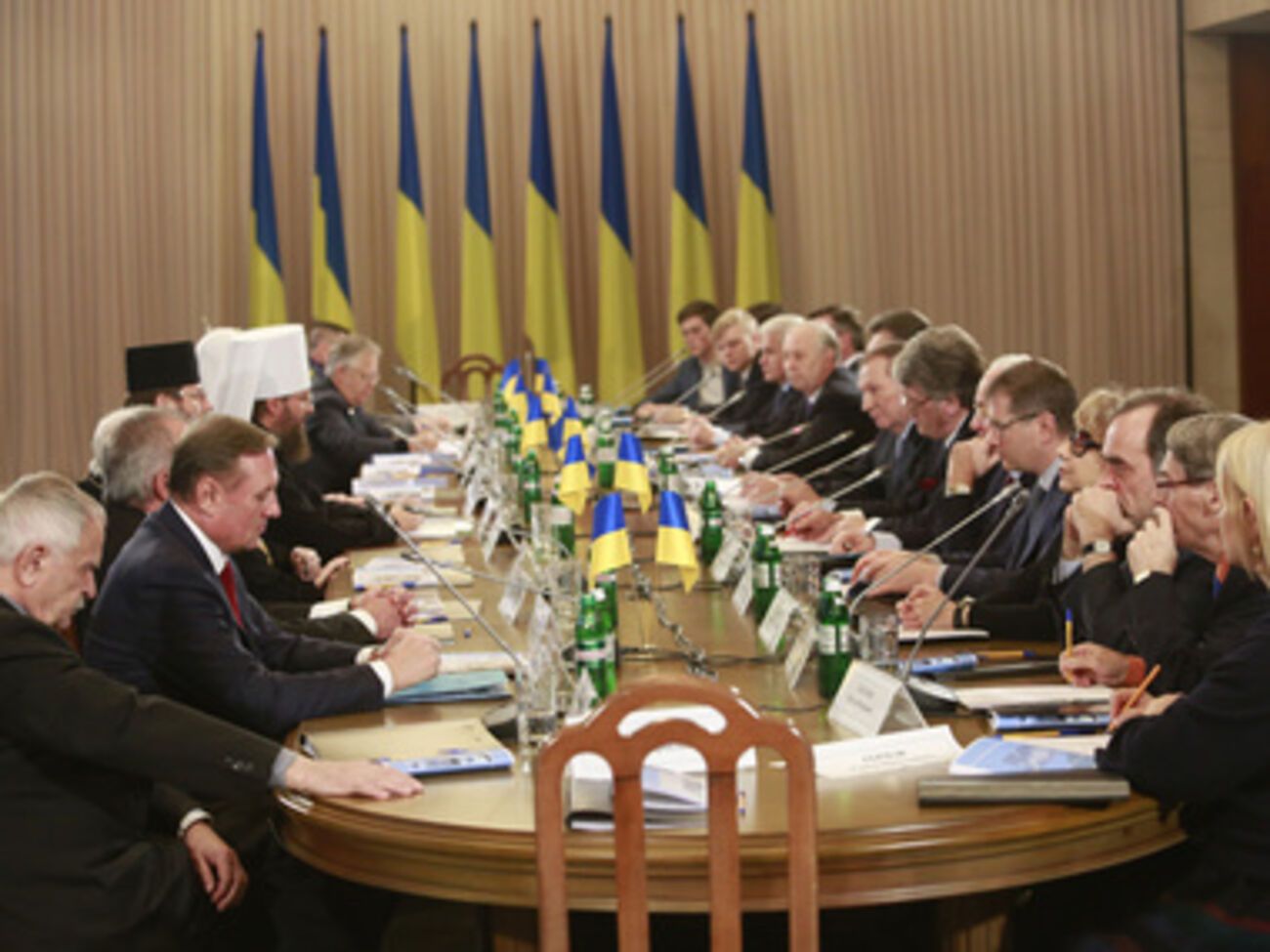 Сегодня президент и лидеры оппозиции не явились на круглый стол