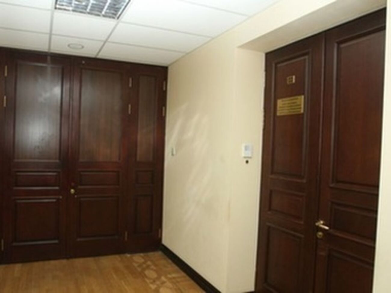 На третьем этаже активисты стерли ругательства и покрасили стены