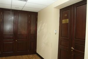 На третьем этаже активисты стерли ругательства и покрасили стены