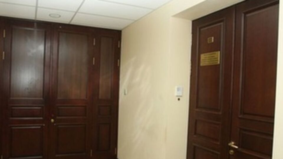 На третьем этаже активисты стерли ругательства и покрасили стены