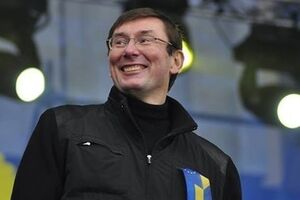 Юрий Луценко на сцене Евромайдана