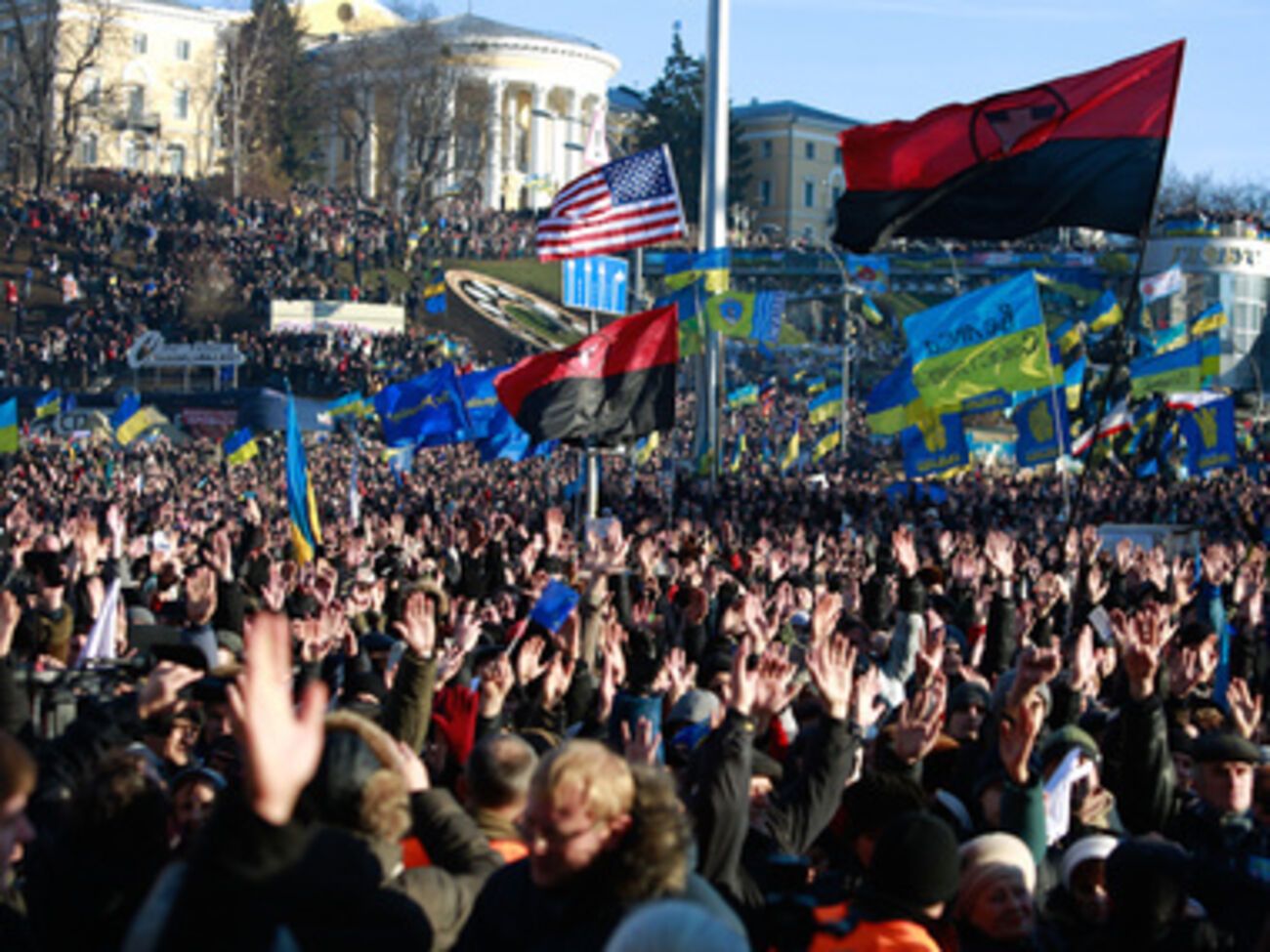 Евромайдан голосовал поднятием рук