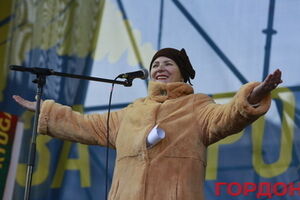 После серьезных разговоров политиков на Евромайдане пели и развлекались. Фоторепортаж