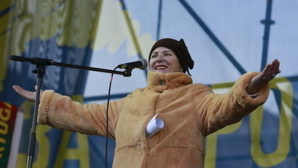 После серьезных разговоров политиков на Евромайдане пели и развлекались. Фоторепортаж