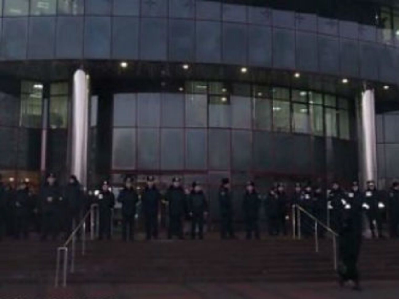 Милиция охраняет здание Соломенской РГА