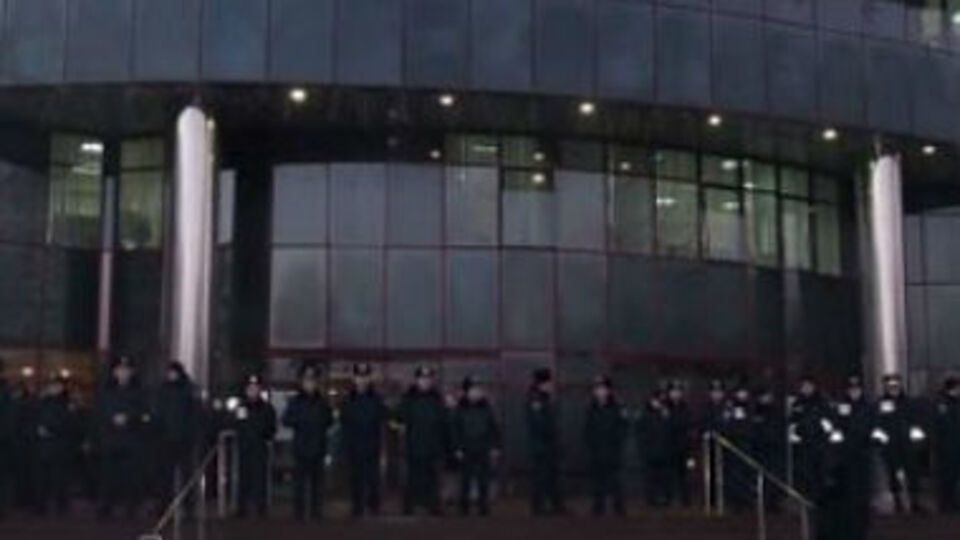 Милиция охраняет здание Соломенской РГА