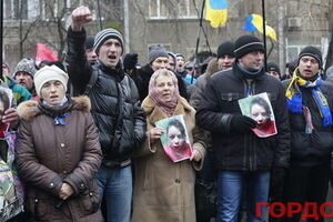 Активисты Евромайдана под МВД требуют отставки Захарченко. Фоторепортаж