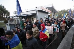 Протесты достигли поместья Захарченко. Фоторепортаж