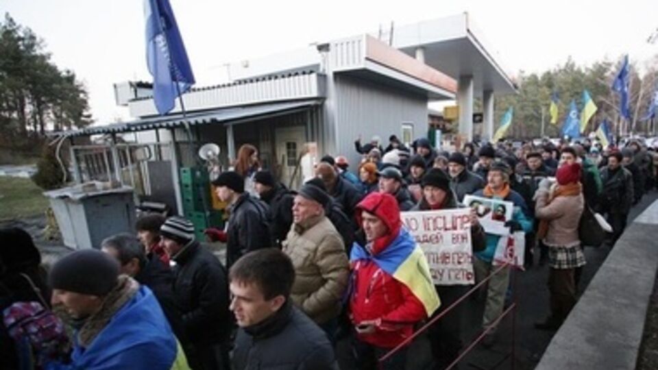 Протесты достигли поместья Захарченко. Фоторепортаж
