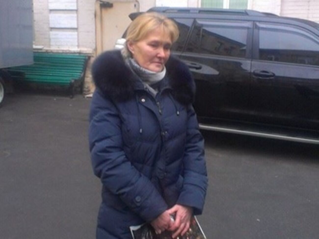 Мать Насиковского у здания суда