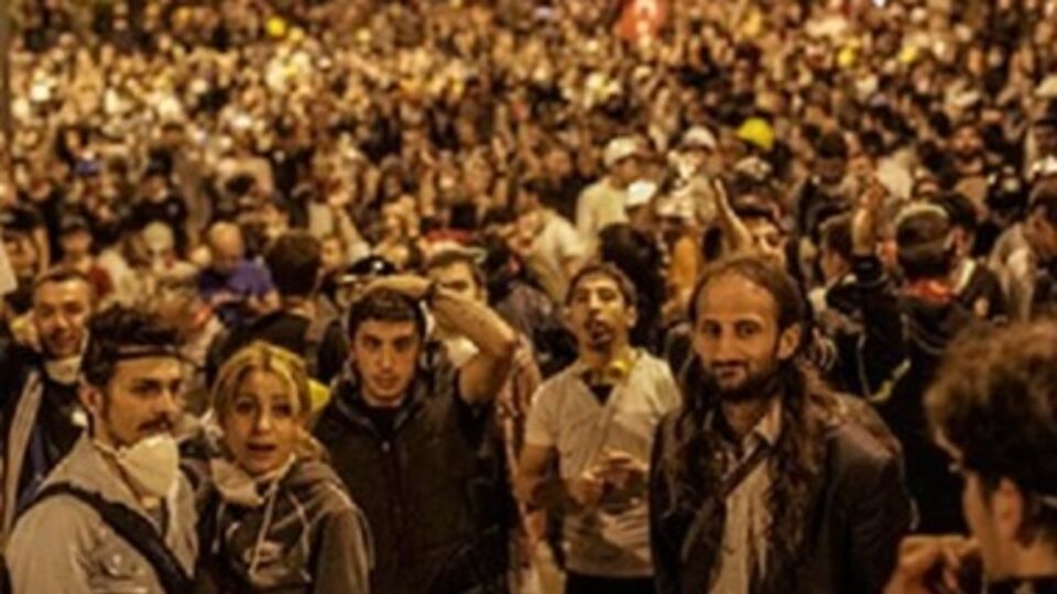 Протестующие на стамбульской площади