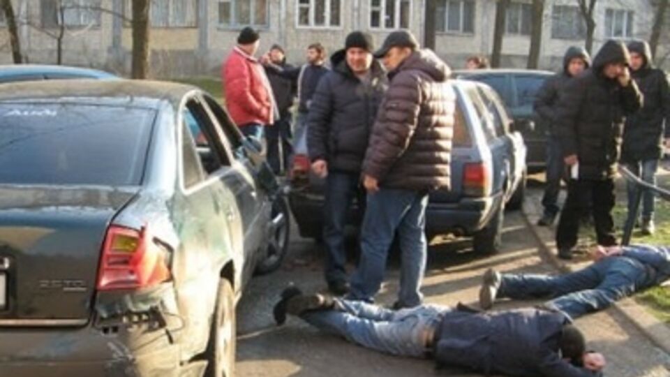Погоня за грабителями в Киеве закончилась разбитыми столбами и заборами. Фоторепортаж