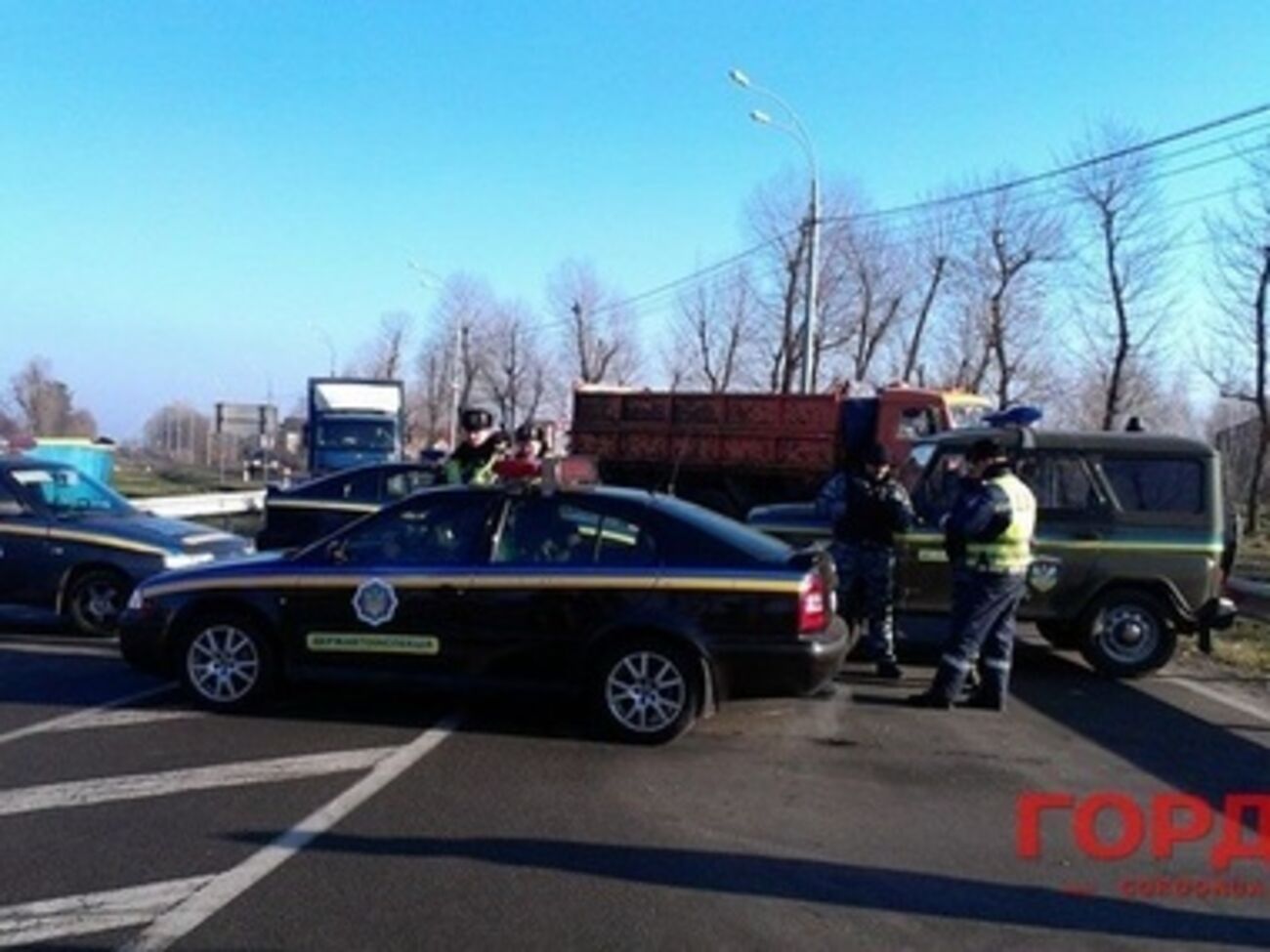 Подъезды к "Межигорью" перекрыты автобусами и милицией. Фоторепортаж