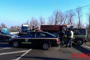 Подъезды к "Межигорью" перекрыты автобусами и милицией. Фоторепортаж