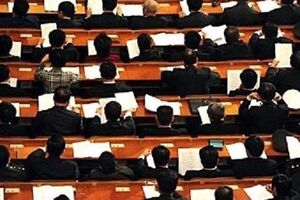 В Китае уволились 500 депутатов