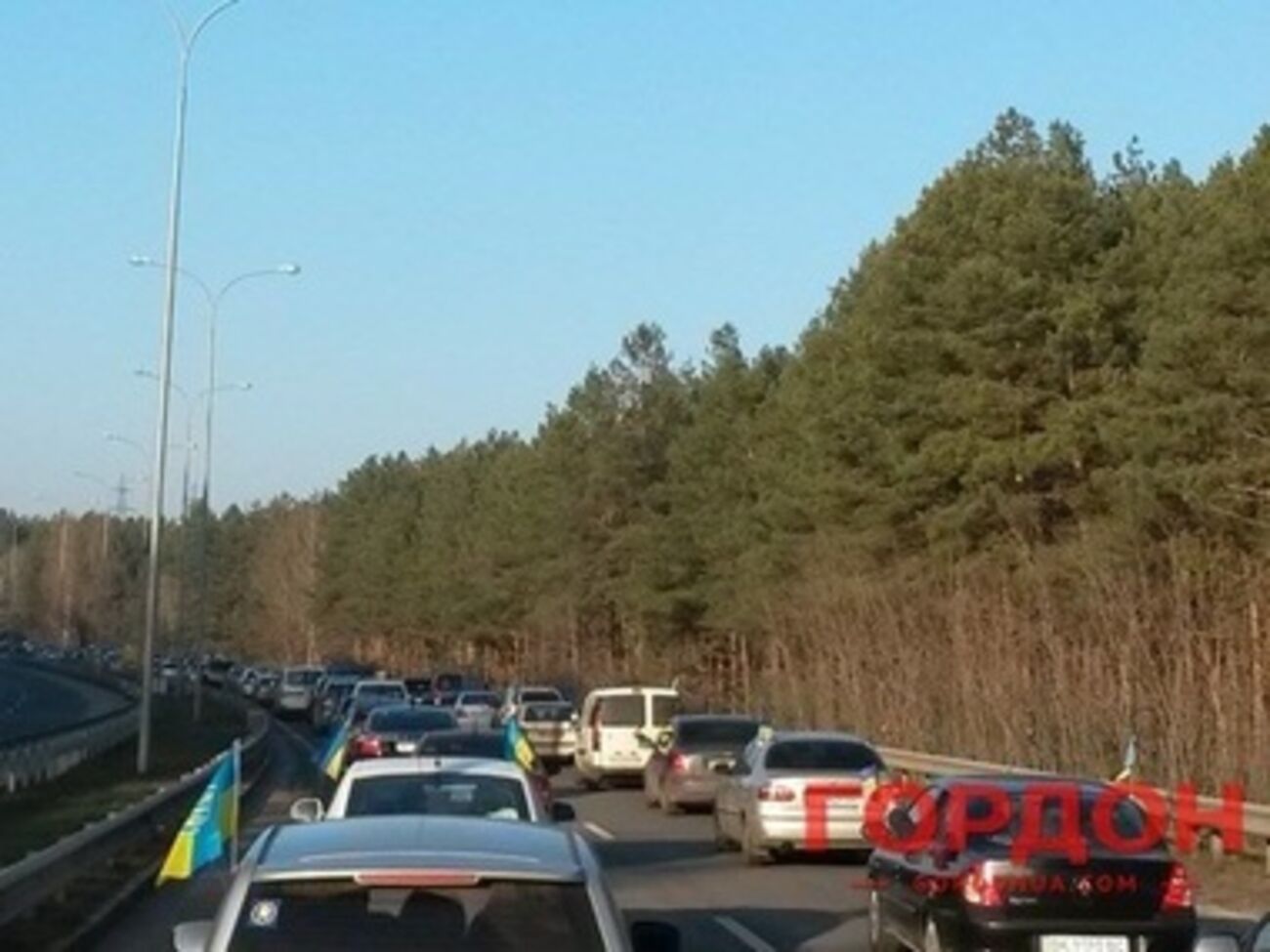 Автоколонна движется к "Межигорью"
