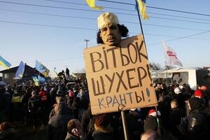 Януковичу принесли голову Каддафи. Фоторепортаж