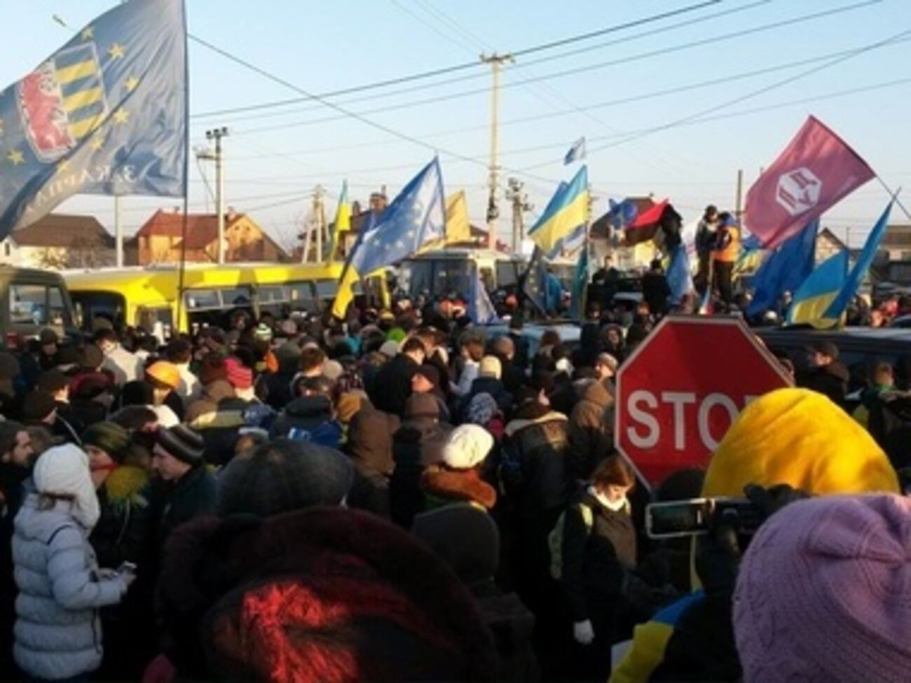 Активисты расходятся к автомобилям