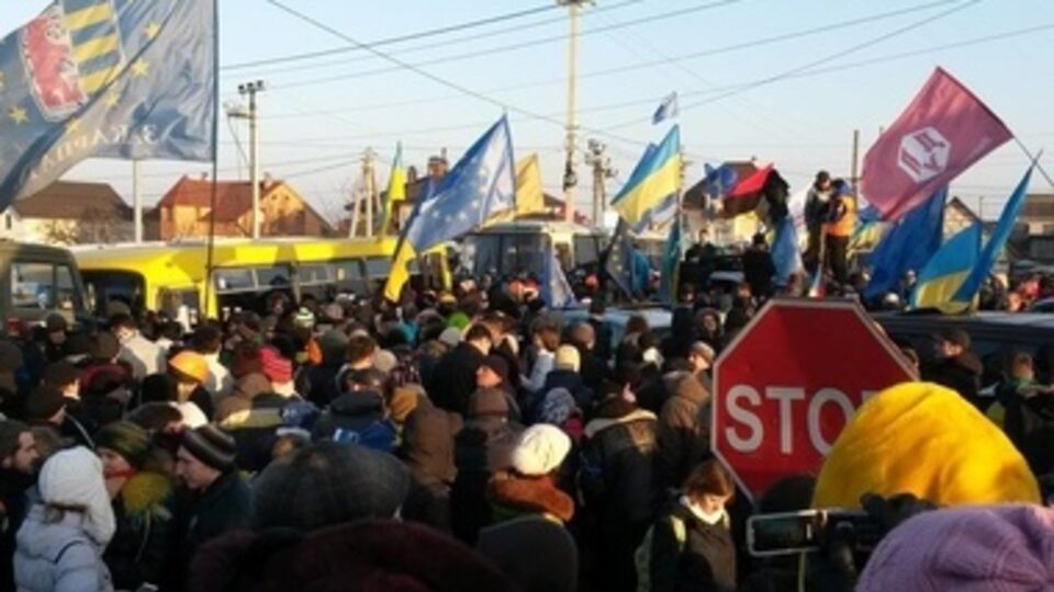 Активисты расходятся к автомобилям